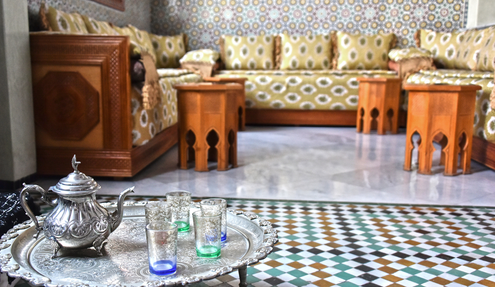 La décoration en tableau dans un salon marocain