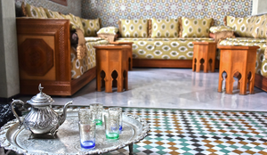 La décoration en tableau dans un salon marocain