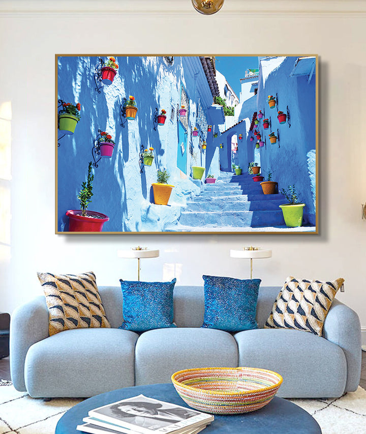Décoration intérieur — Tableau rue bleue Chefchaouen avec pots fleurs, ambiance voyage Maroc, Massinart