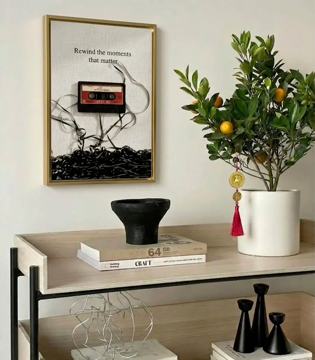 Mise en situation salon moderne — Tableau cassette vintage accroché au mur avec plante verte et décoration intérieur Massinart