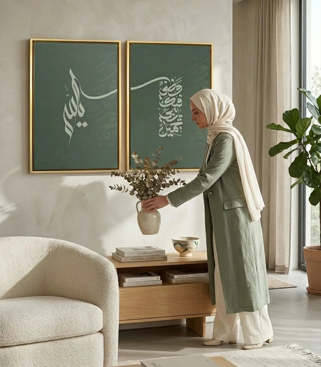 Mise en situation salon moderne — diptyque calligraphie arabe Husn Addan au-dessus console bois, Massinart