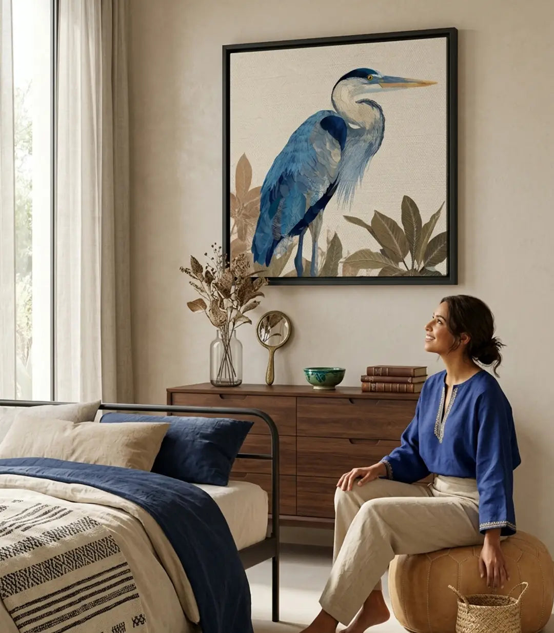 Mise en situation salon — tableau héron bleu au-dessus de meuble bois Massinart