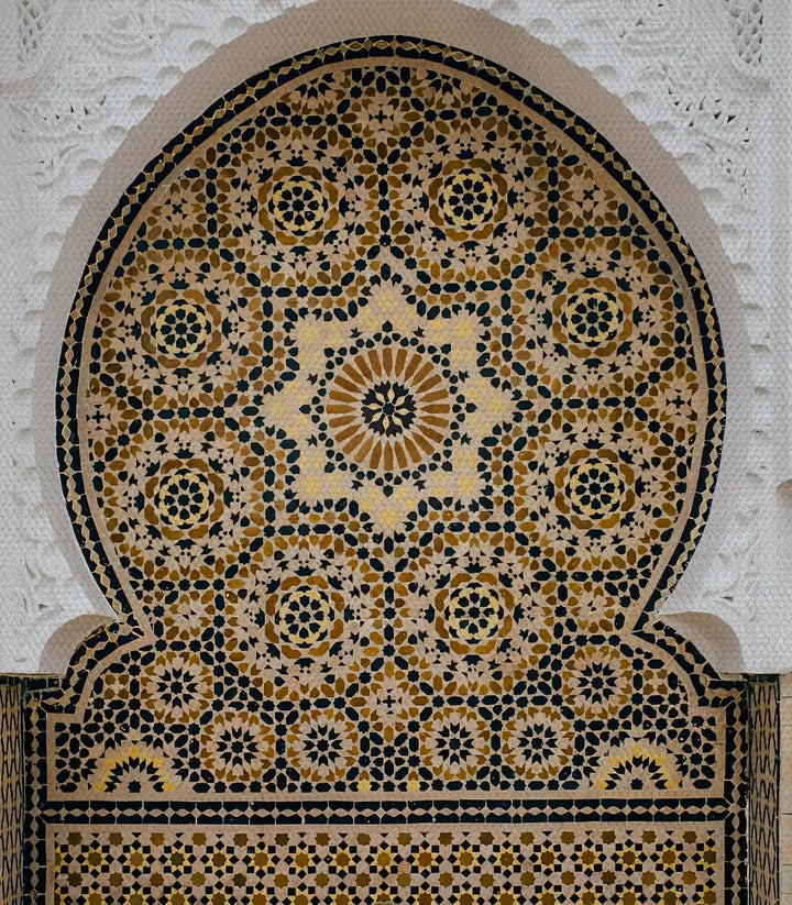Mise en situation salon marocain, tableau fontaine architecture islamique — Massinart