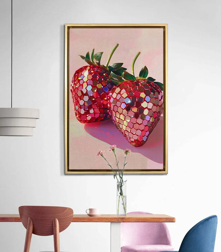 Mise en situation salon moderne, tableau fraises pop-art au-dessus d'une table en bois — Massinart