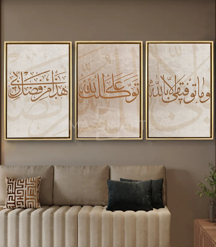 Mise en situation salon moderne - triptyque calligraphie Fadl wa Tawakkul Massinart
