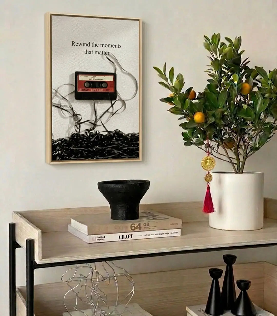 Décoration intérieur bureau — Tableau cassette vintage sur mur blanc au-dessus d'étagère avec livres et accessoires Massinart