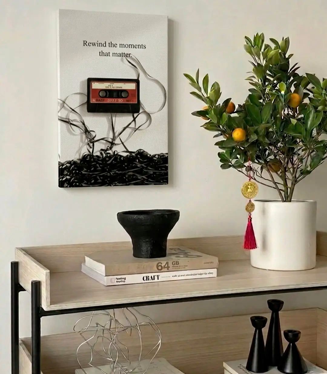 Détail tableau cassette vintage Massinart — texte inspirant « Rewind the moments that matter » avec cassette audio rétro