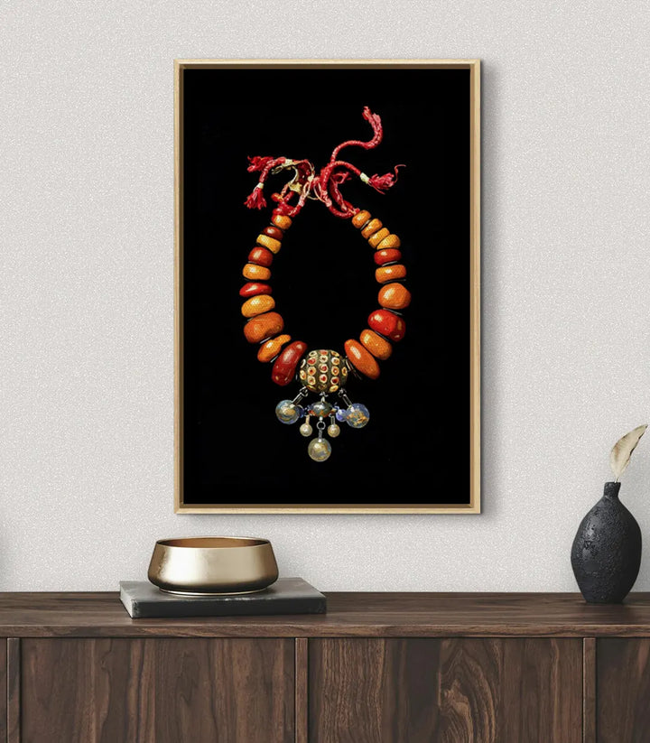 Mise en situation salon moderne, tableau bijou amazigh encadré noir Massinart