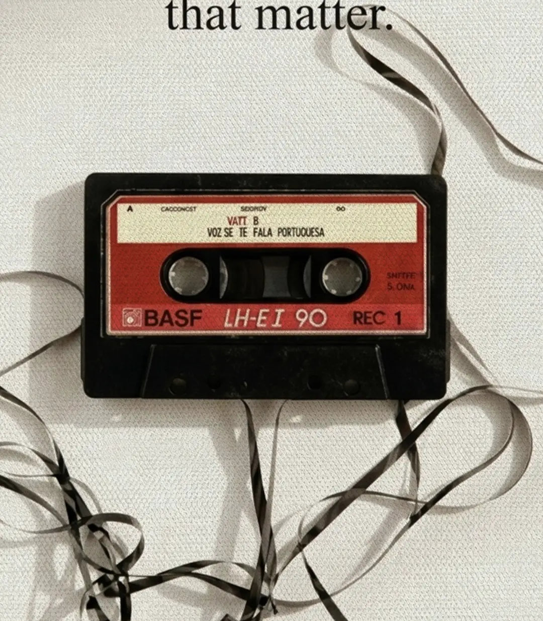 Composition styling — Tableau cassette vintage en décoration intérieur contemporain avec accessoires noirs Massinart