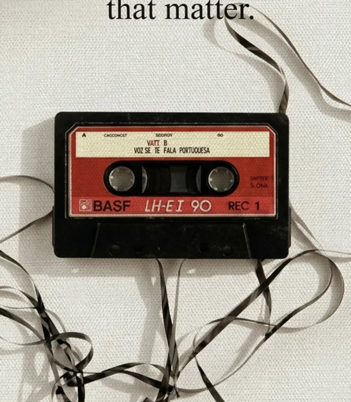 Composition styling — Tableau cassette vintage en décoration intérieur contemporain avec accessoires noirs Massinart