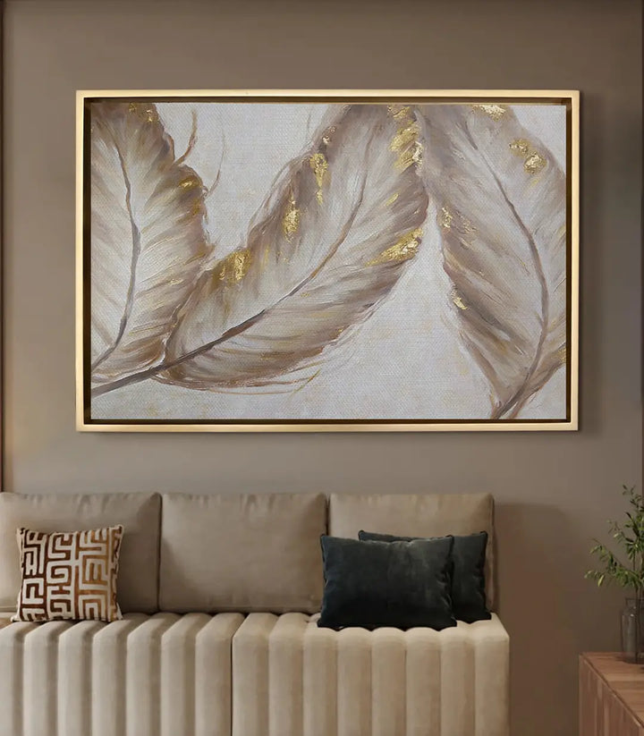 Tableau Ivory Feathers mis en situation salon moderne au-dessus canapé beige