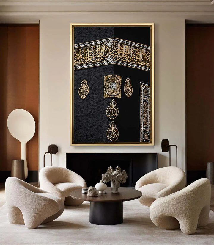 Mise en situation salon moderne - Tableau calligraphie Kiswah Majesty au-dessus de la cheminée Massinart