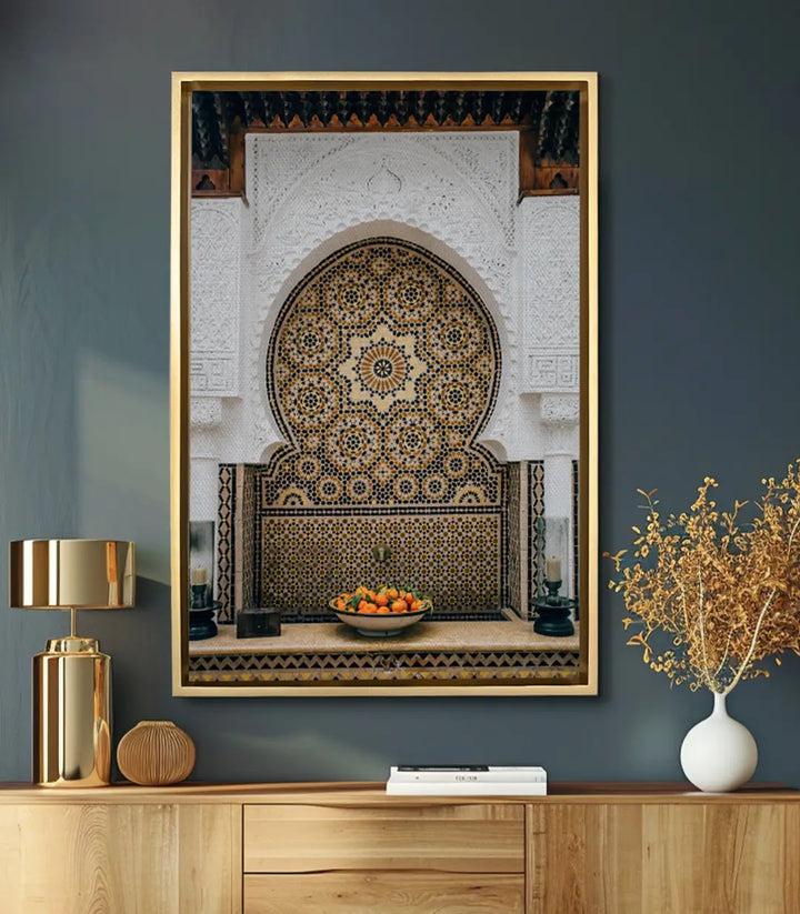 Mise en situation salon moderne, tableau fontaine marocaine décoration murale — Massinart