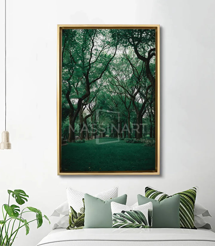 Tableau Path of The Forest mise en situation chambre - décoration intérieur avec coussins verts Massinart
