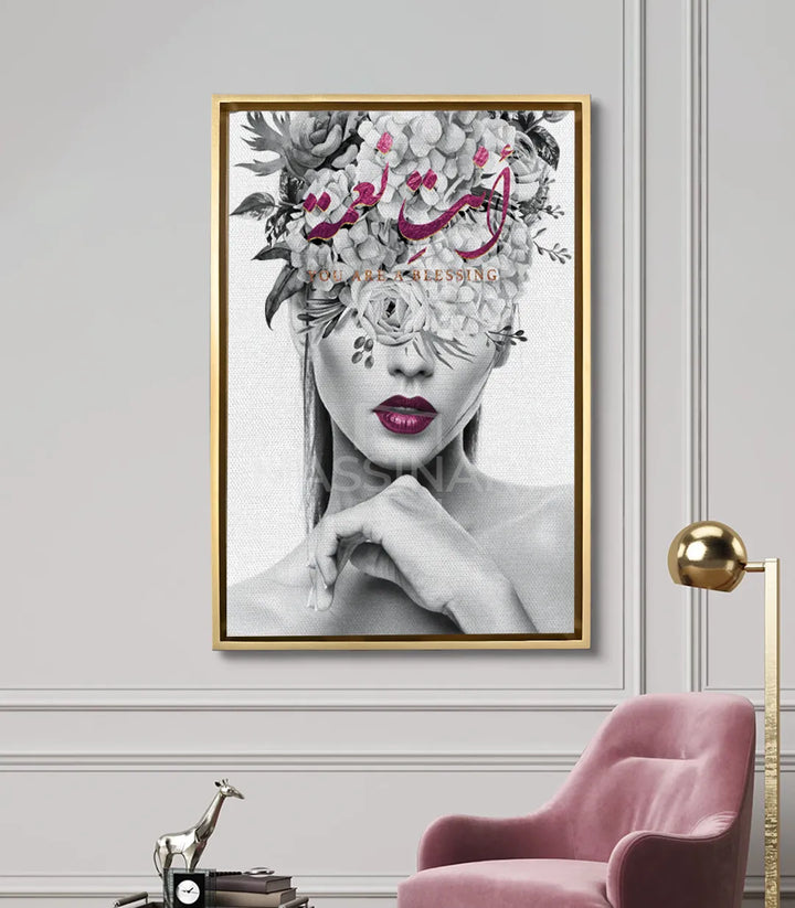 Mise en situation salon moderne, tableau portrait femme floral cadre noir mur gris Massinart