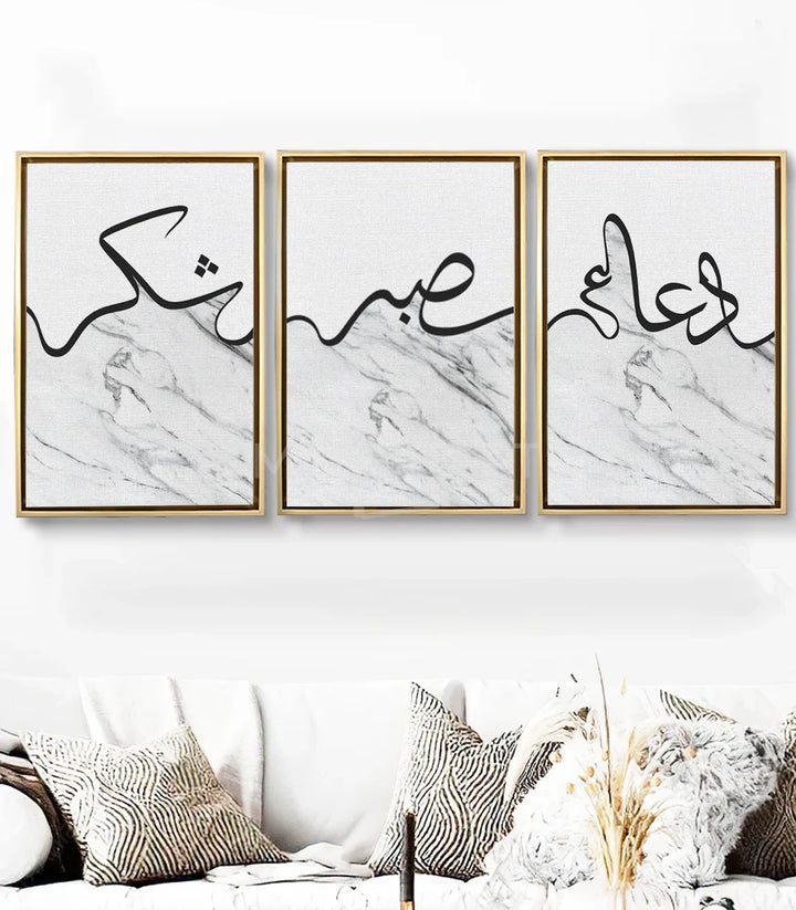 Mise en situation salon moderne — triptyque calligraphie Shokr au-dessus du canapé Massinart