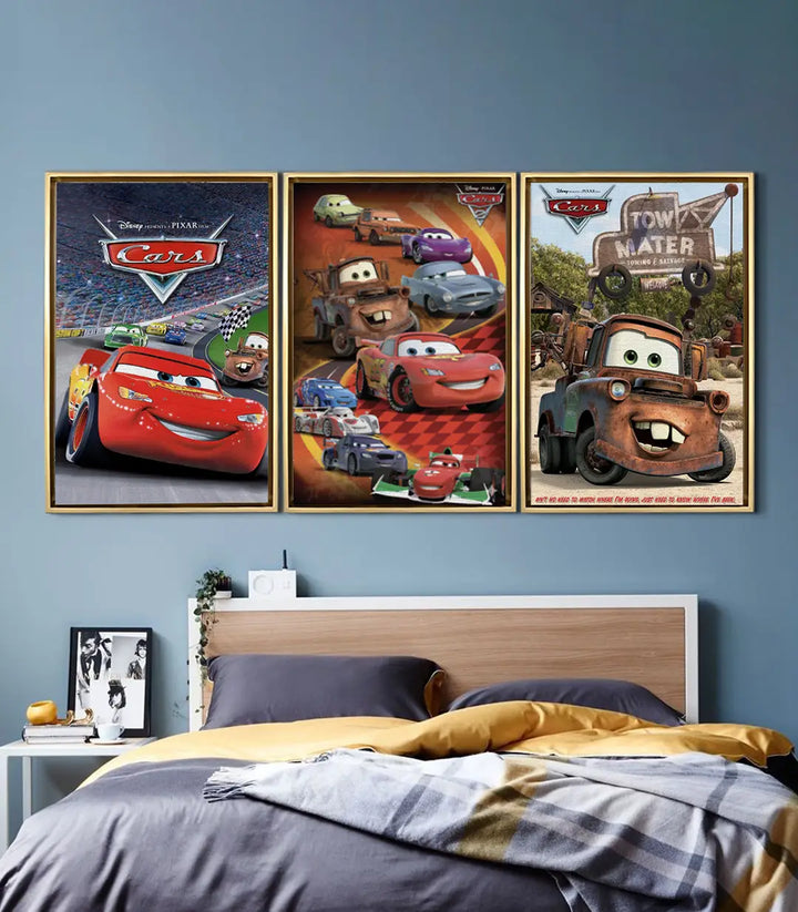 Mise en situation décoration chambre garçon — triptyque Cars au-dessus du lit