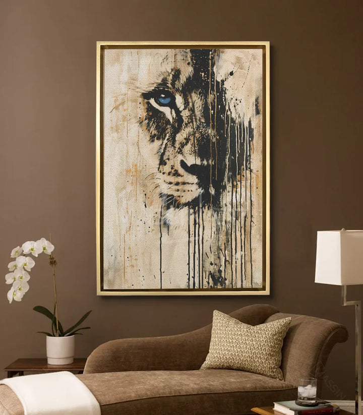 Mise en situation salon moderne avec tableau lion Hungry Massinart sur mur taupe