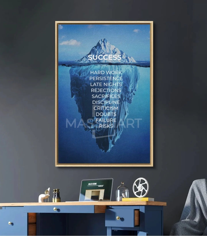 Mise en situation bureau design — Tableau Deep Success au-dessus du bureau bleu