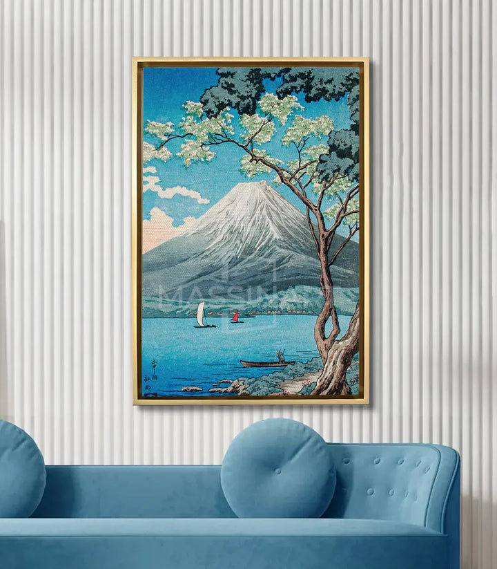 Mise en situation salon moderne — Tableau Silent Waters Massinart au-dessus canapé bleu