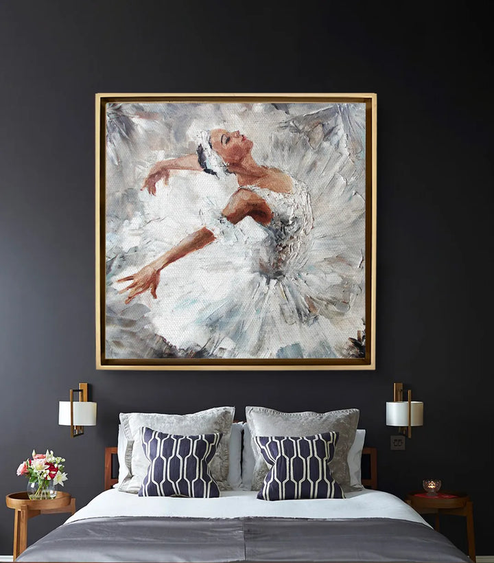 Mise en situation salon moderne — Tableau Ballerina Dance Massinart au-dessus lit chambre élégante