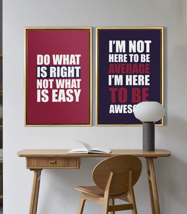 Mise en situation salon moderne — diptyque motivation au-dessus bureau bois clair, décoration intérieur Massinart