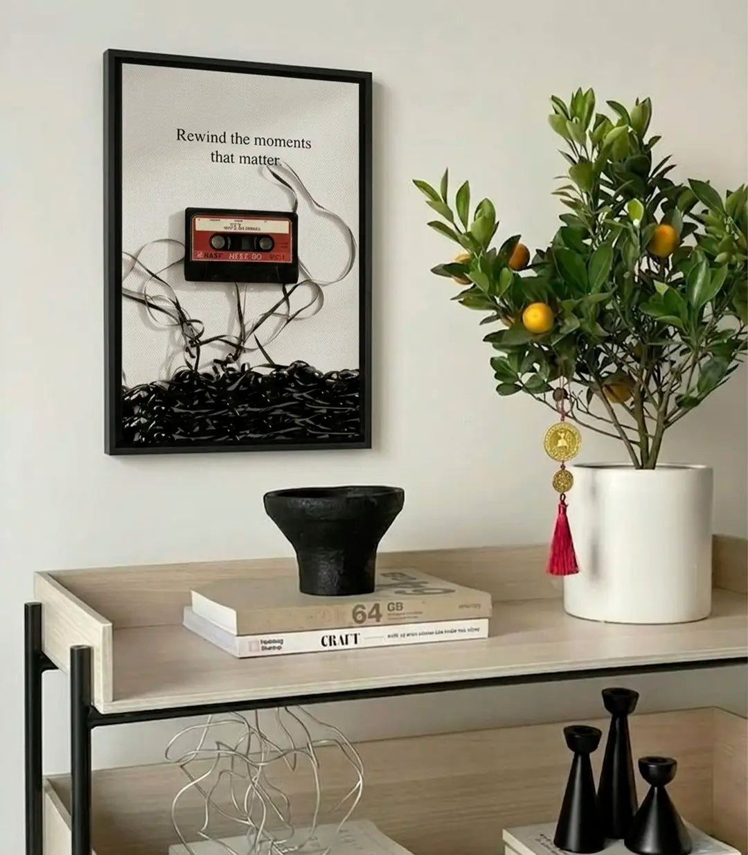 Tableau cassette vintage Massinart — composition minimaliste avec cassette audio rétro noire et fil déroulé sur fond beige