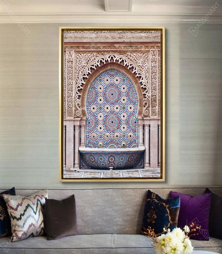 Mise en situation salon marocain, tableau architecture fontaine encadré noir — Massinart