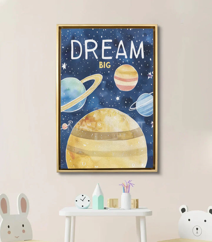 Mise en situation chambre enfant — Tableau Dream Big Kido accroché au-dessus d'un bureau avec décoration minimaliste Massinart