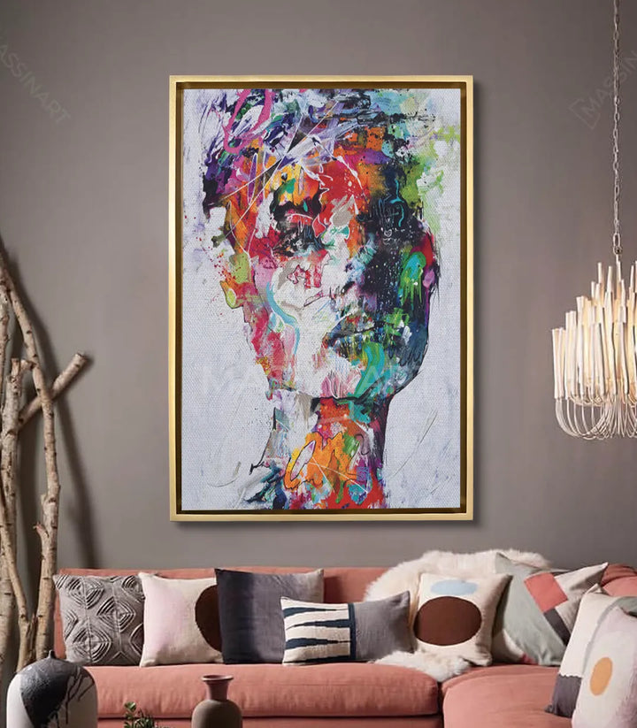 Mise en situation salon moderne, tableau portrait femme coloré vertical, décoration intérieur