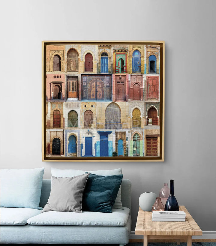 Mise en situation salon moderne, tableau portes marocaines au-dessus canapé gris — Massinart