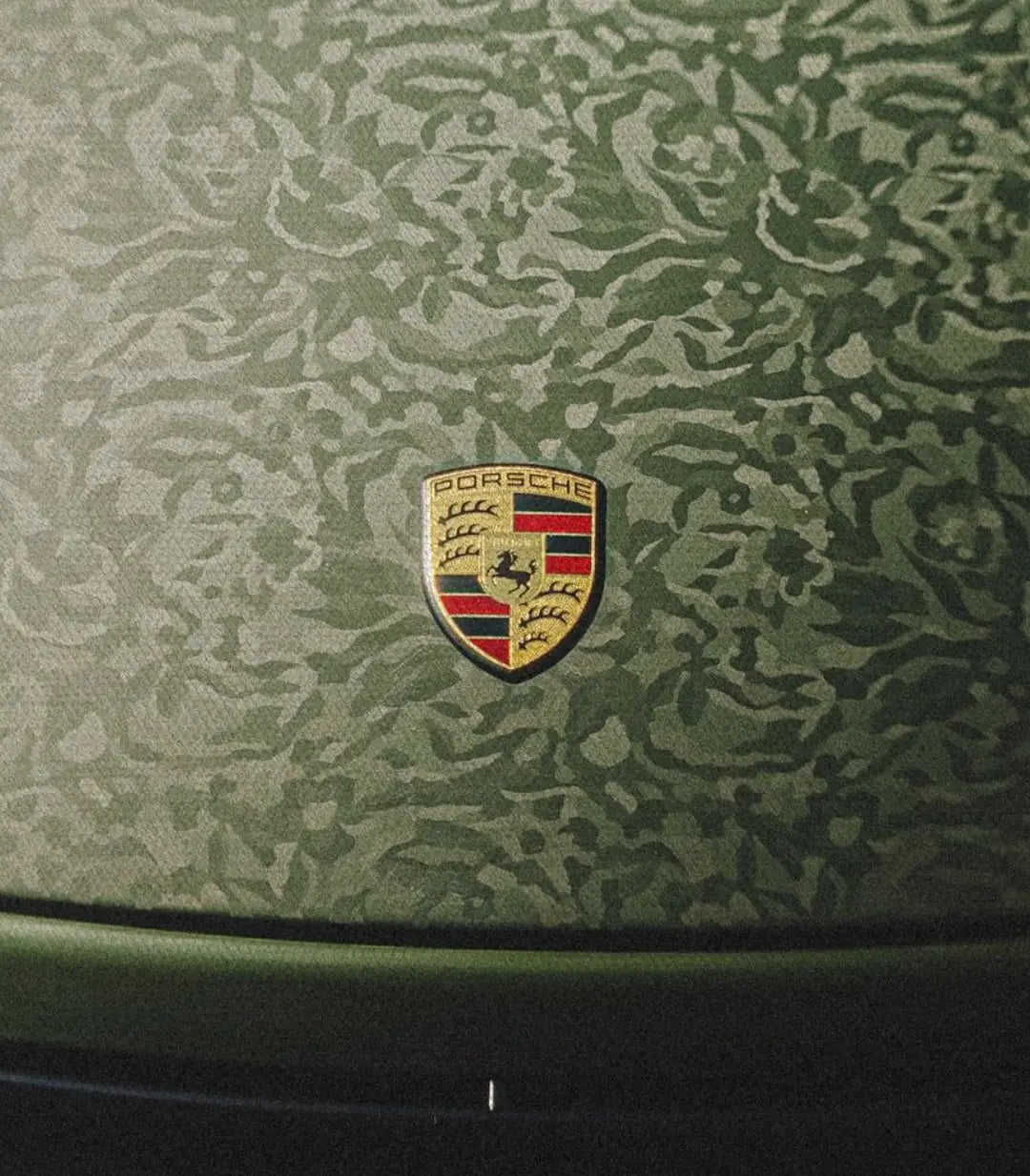 Décoration intérieur Porsche Elite Massinart — tableau automobile sur mur beige
