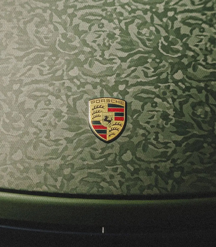 Décoration intérieur Porsche Elite Massinart — tableau automobile sur mur beige