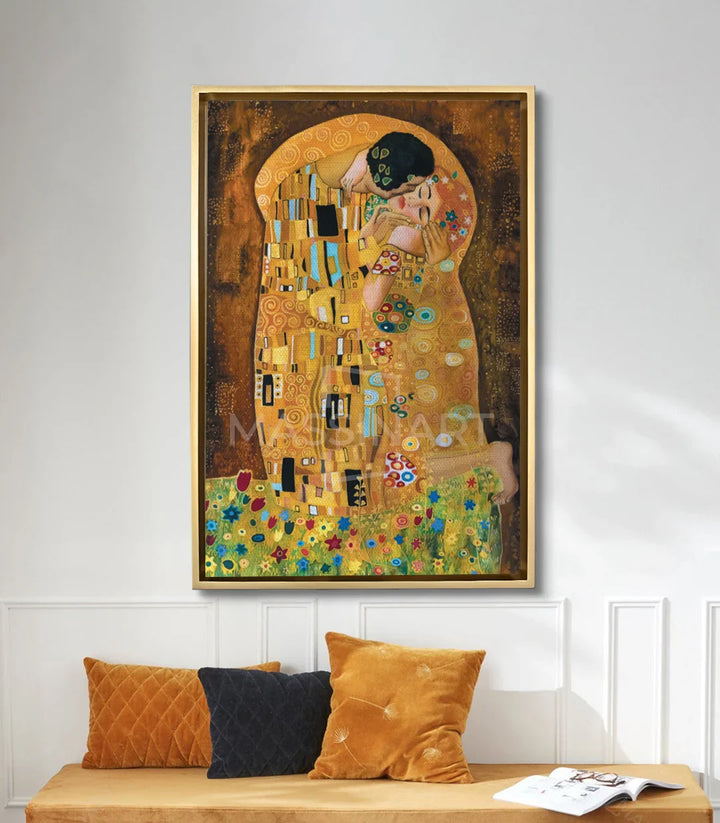 Mise en situation salon — Tableau The Kiss Massinart décoration murale moderne