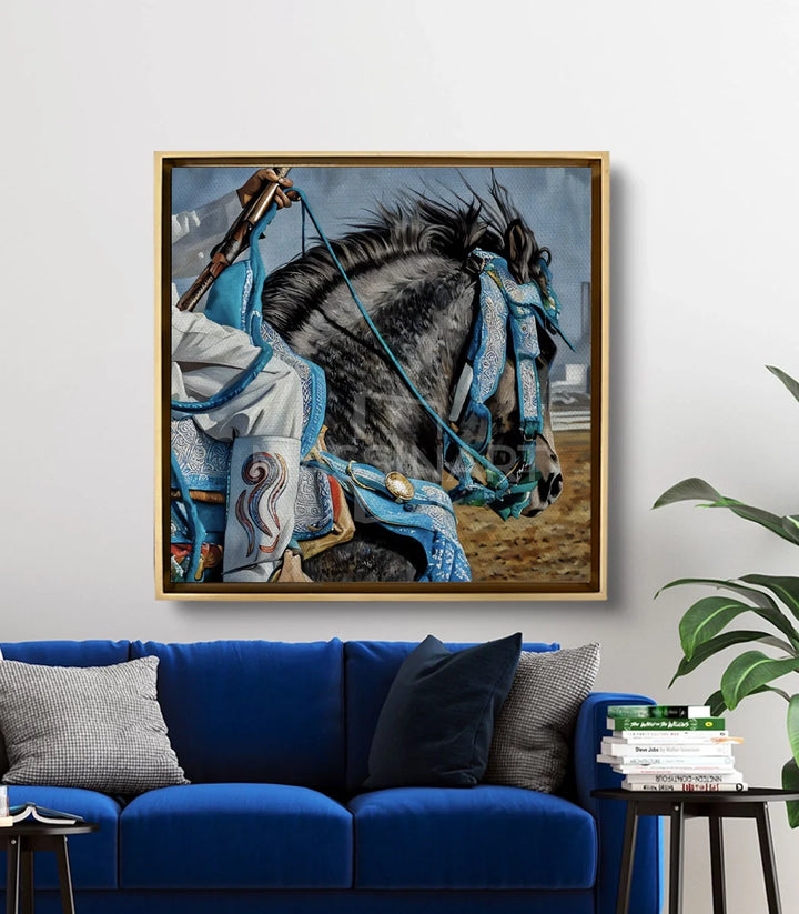 Mise en situation salon moderne — tableau cheval oriental Heritage Ride Massinart au-dessus canapé bleu