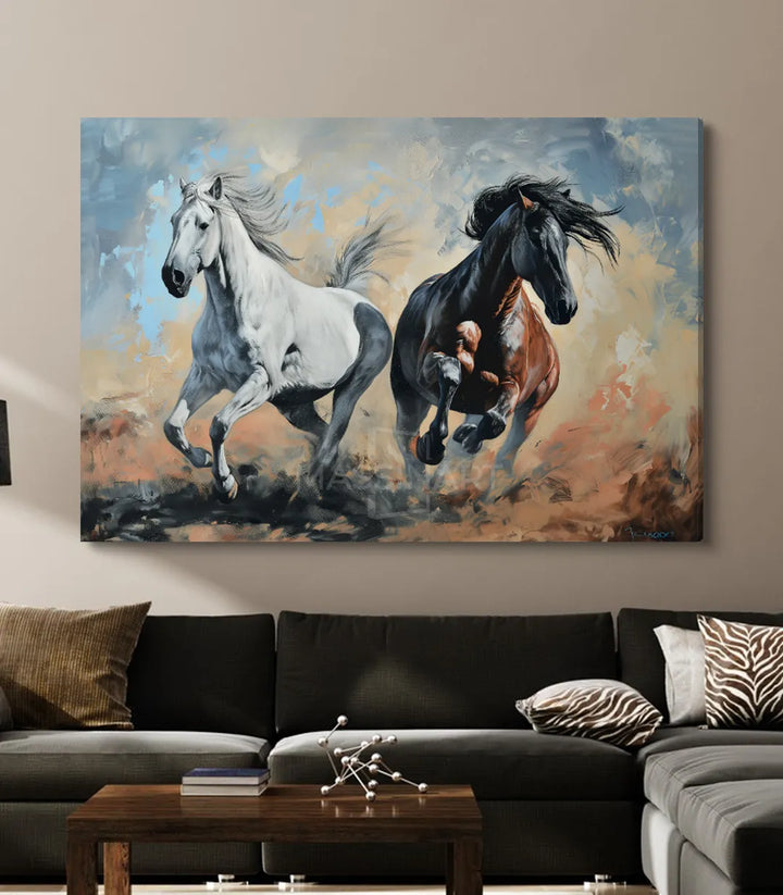 Décoration intérieur salon — tableau chevaux galop au-dessus canapé noir Massinart
