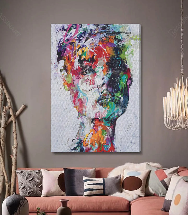 Mise en situation salon moderne, tableau portrait femme coloré vertical, décoration intérieur