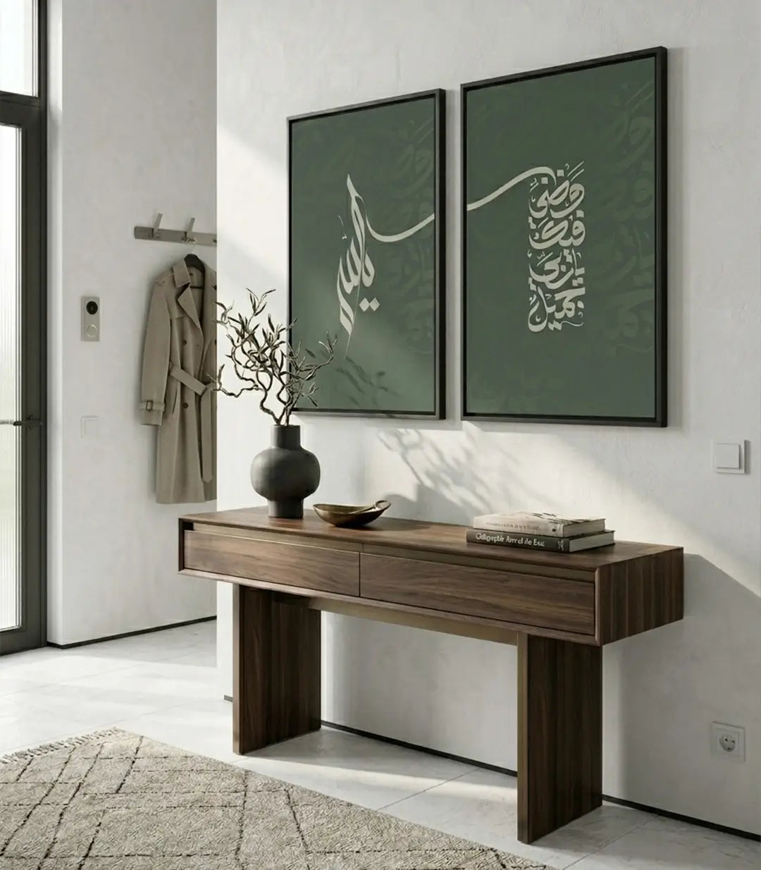 Tableau Husn Addan diptyque — calligraphie arabe minimaliste blanc sur vert sauge, Massinart