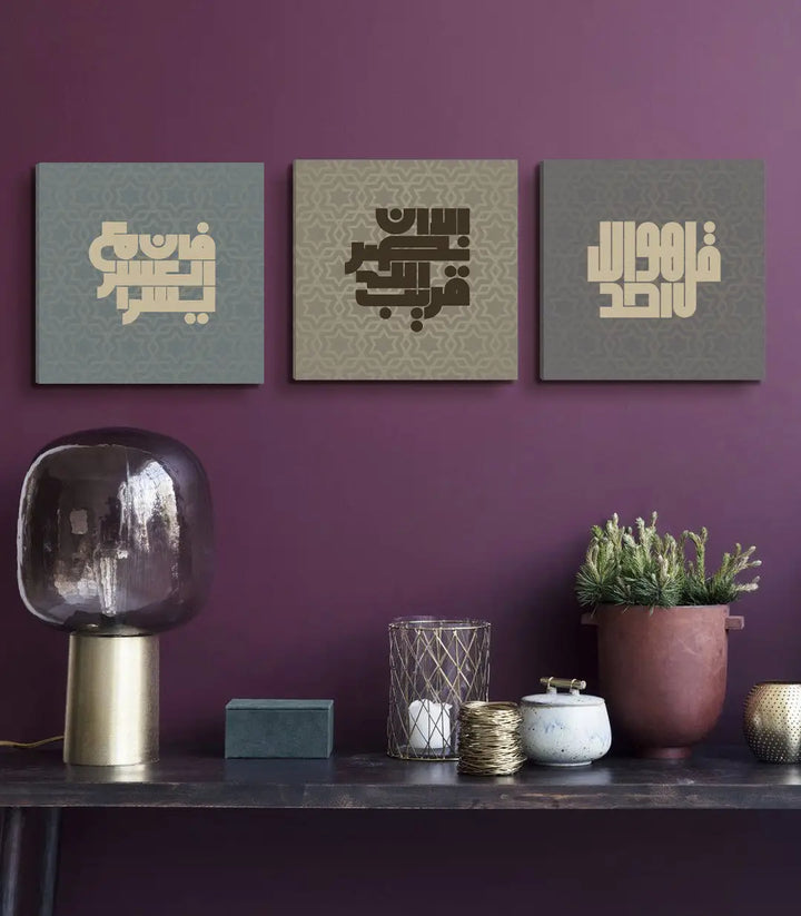 Mise en situation salon moderne, triptyque Faith Verses accroché mur mauve — Massinart