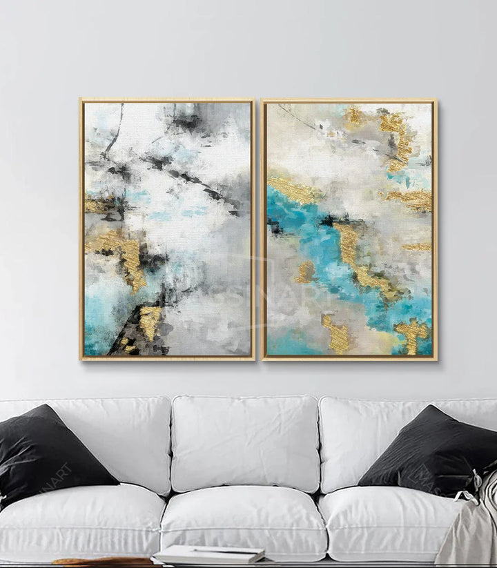 Décoration intérieur avec tableaux abstraits bleu et doré dans séjour contemporain - Massinart