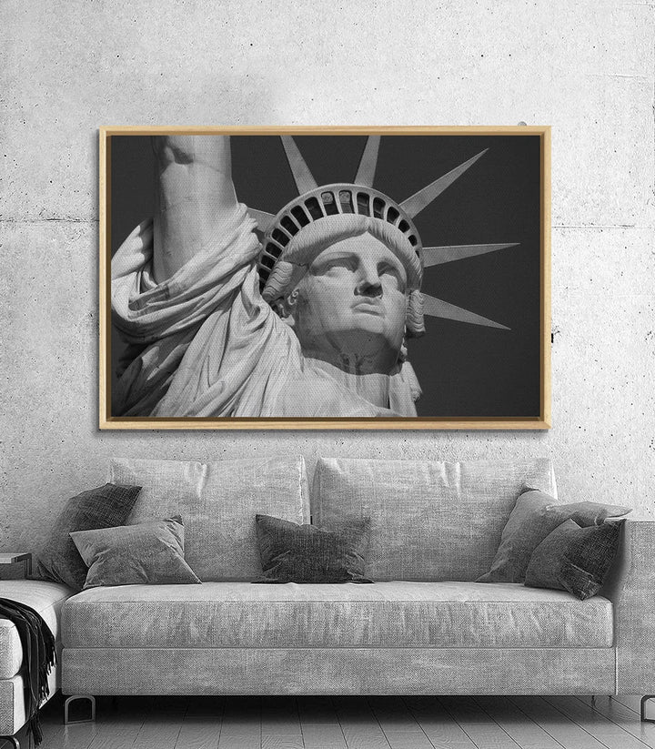 Tableau Statue de Liberté noir et blanc, vue rapprochée du visage et de la couronne sur fond sombre — Massinart
