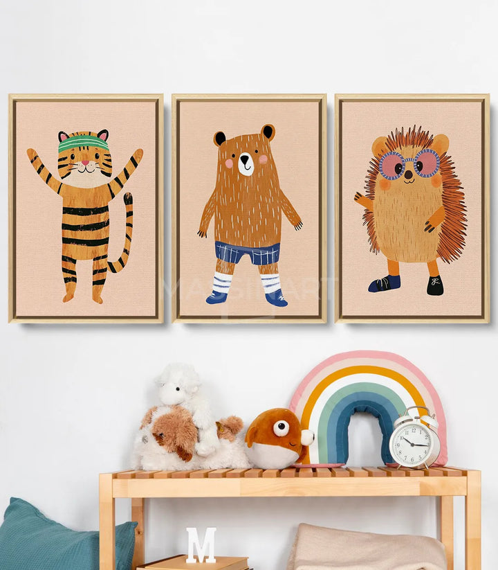 Tableau Happy Pals triptyque — hérisson orange avec lunettes rondes bleues et violettes Massinart