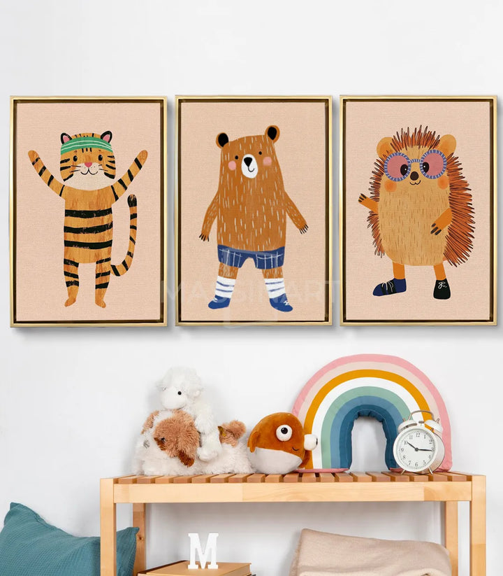 Tableau Happy Pals triptyque — ours brun souriant avec short bleu et chaussettes Massinart