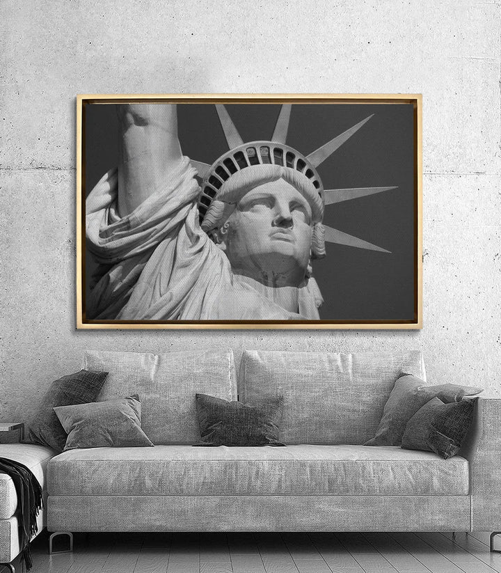 Tableau Statue de Liberté en mise en situation salon moderne, décoration murale horizontal au-dessus d'un canapé gris — Massinart