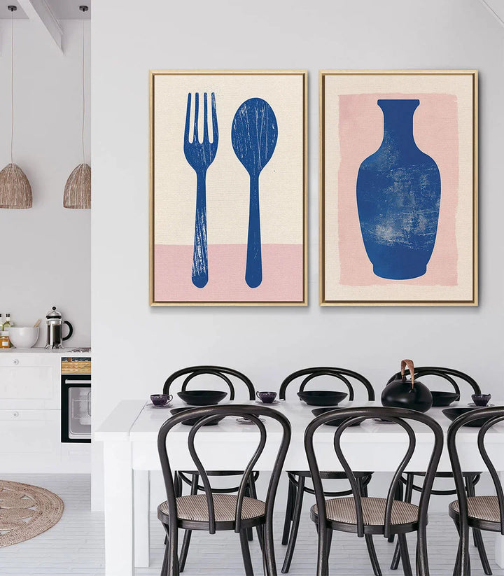 Tableau Elegant Essentials gauche — fourchette et cuillère bleues sur fond rose poudré, détail cuisine Massinart