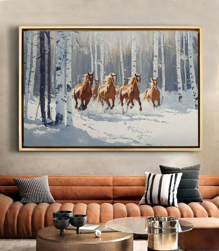 Mise en situation salon moderne — Tableau chevaux hiver horizontal au-dessus canapé cuir cognac Massinart