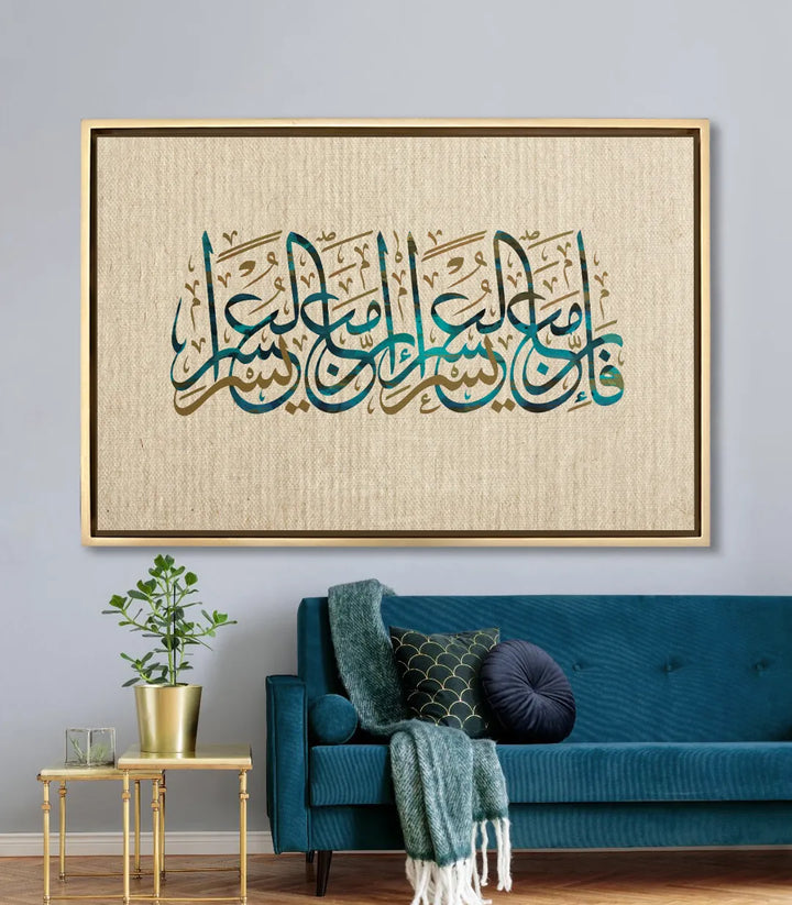 Mise en situation salon moderne, tableau calligraphie horizontal au-dessus canapé bleu, Massinart