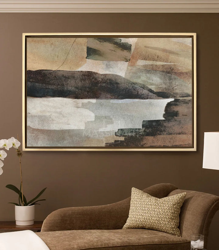 Mise en situation salon moderne, tableau abstrait Wild Wanderings décoration mur taupe — Massinart