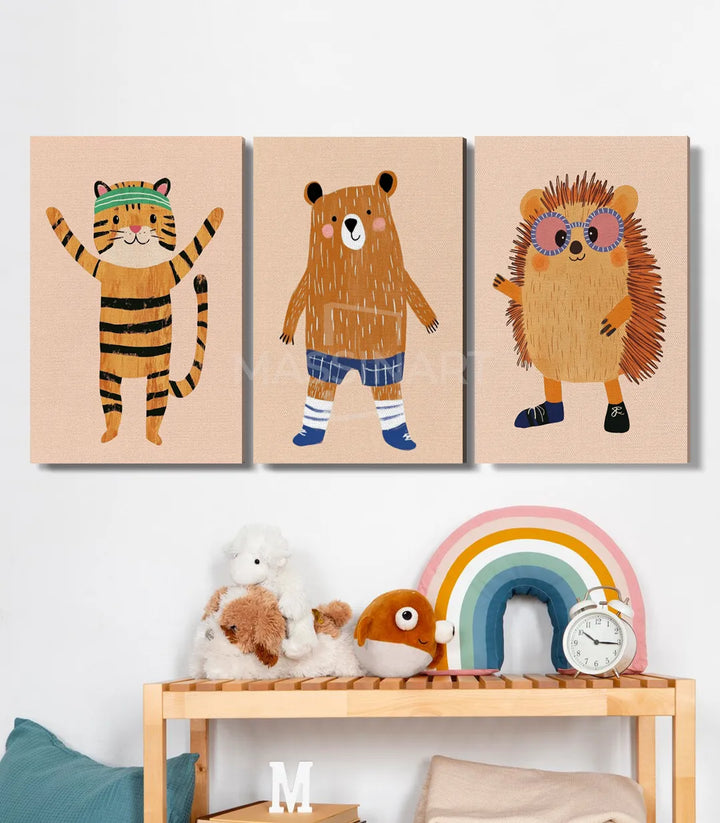 Mise en situation chambre enfant — triptyque Happy Pals sur mur blanc avec étagère décoration Massinart