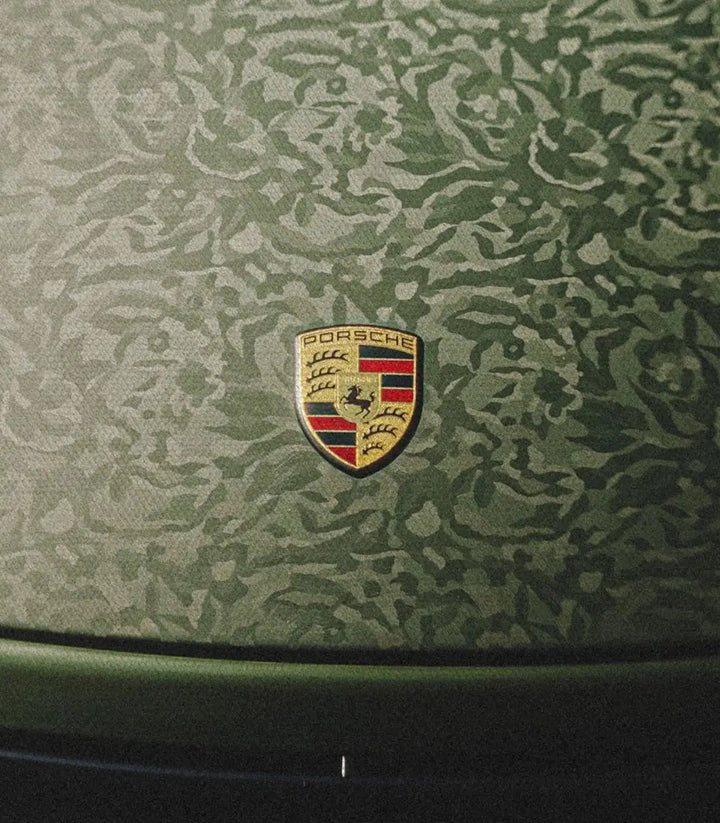 Décoration intérieur Porsche Elite Massinart — tableau automobile sur mur beige